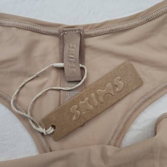 SKIMS V CUT PANTY NWT - Picture 3 of 5